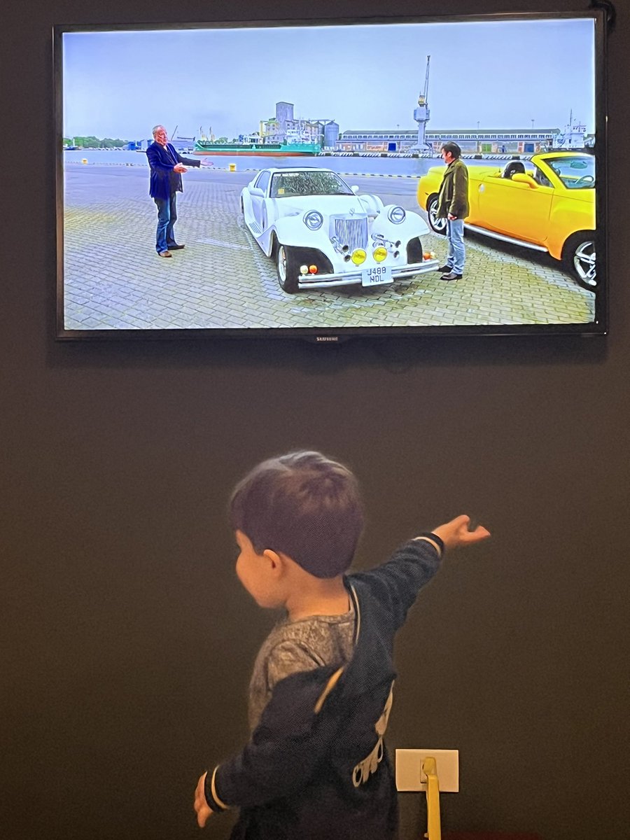 thiegocioatto's tweet photo. Here in Brazil, my son loves watching your show!!! love your car!! @JeremyClarkson https://t.co/xJxmDFm8eD