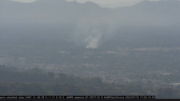 BrianDouglasKNX's tweet image. A smaller brushfire is burning here in the #LakeBalboa area just north of Burbank Blvd and west of the #405fwy.  WB Burbank Blvd has a RT lane blocked near Woodley. @knxnews @ALERTCalifornia