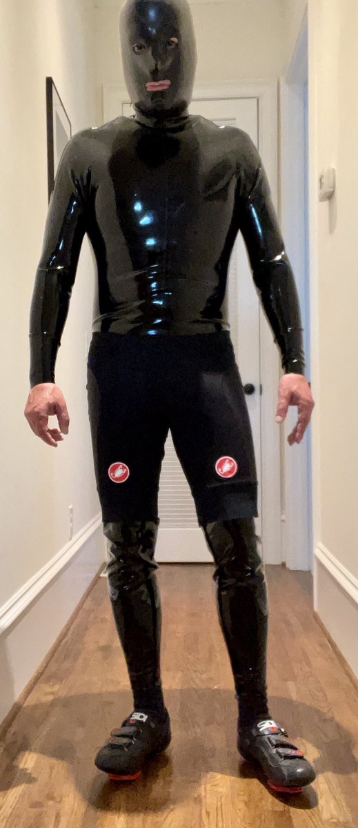 ct_rubberman's tweet photo. Proper attire for spinning…
#rubbersuit #teamlocked #fullrubber #gayrubber 
Gear by @invinciblerubbr &amp; @BlackstyleLatex https://t.co/F9lGabsXyj