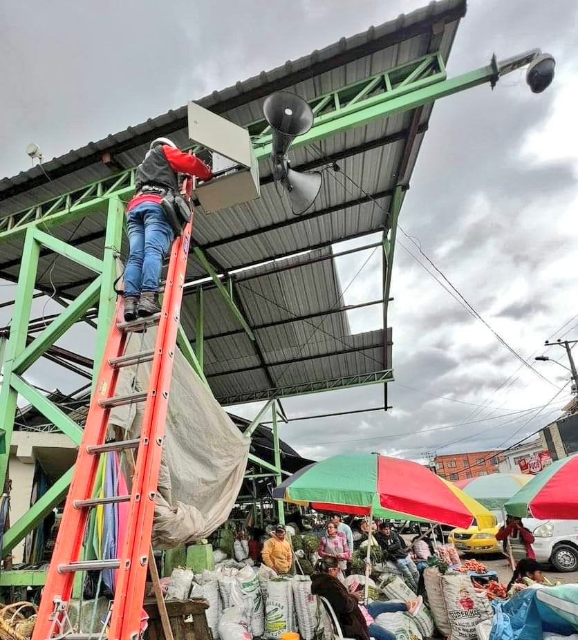 Mercados_Cuenca's tweet photo. 🤜🤛#CuencaSeTransforma en una ciudad más segura y sus mercados también.

Con el apoyo del @CSC_CUENCA se realizó el mantenimiento del sistema de vídeo vigilancia, ubicado en el mercado #ElArenal - sector plaza del carbón, zona de frutas y verduras.
@czamoramatute 
@DiegoCedilloA https://t.co/4s0VJ9wKfj