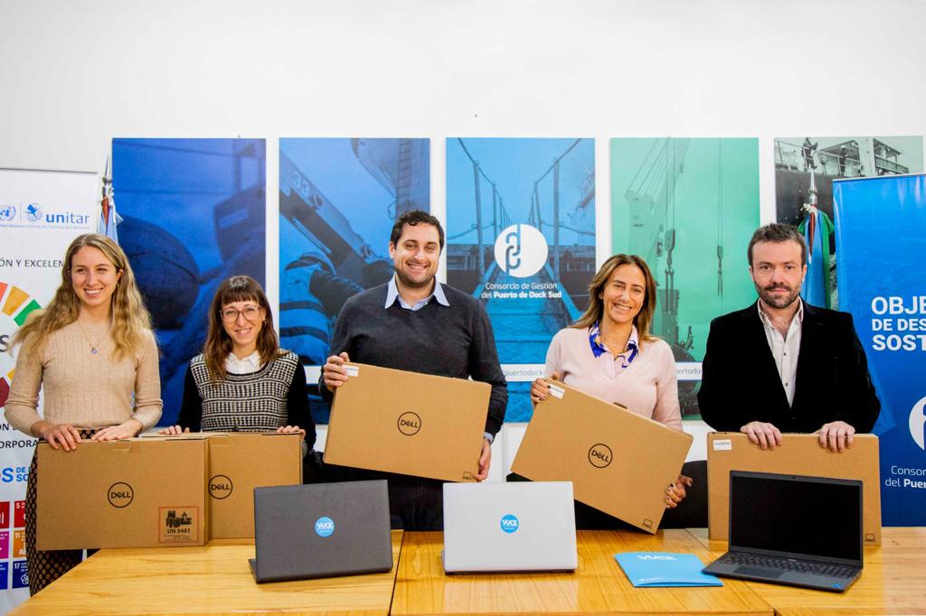 En el día de hoy firmamos un convenio de colaboración con el <a href="/PuertoDockSud/">Puerto Dock Sud</a>. Celebramos la implementación de nuestro sistema de gestión portuaria Nereo -que ya se encuentra operativo para la gestión diaria del puerto- y entregamos 15 computadoras.