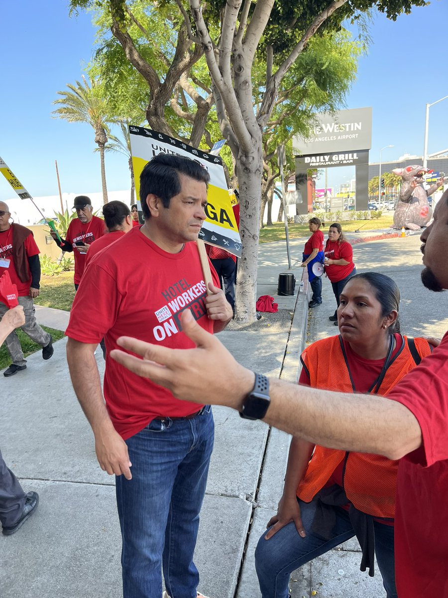I’m with @UNITEHERE11 members who are striking to demand a fair contract with higher pay and better benefits ✊🏽

Hospitality workers should be paid enough to live near where they work. #LosAngeles #onejobshouldbeenough

Simple as that! #UniteHere11