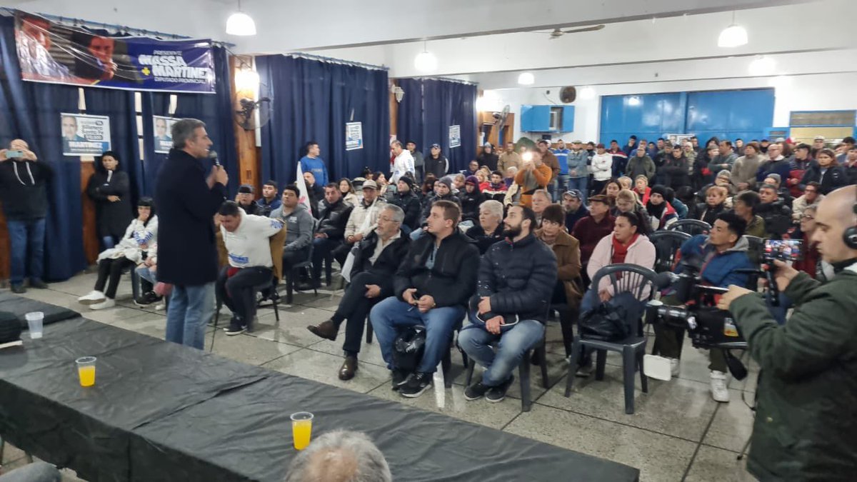 cachi_martinez's tweet photo. En #VillaGobernadorGalvez, con @Luis_Rubeo acompañamos el cierre de campaña de la lista que encabeza el precandidato a intendente Jorge Stange. Gracias por invitarnos!
#PODEMOSMAS https://t.co/ivJeT870fd