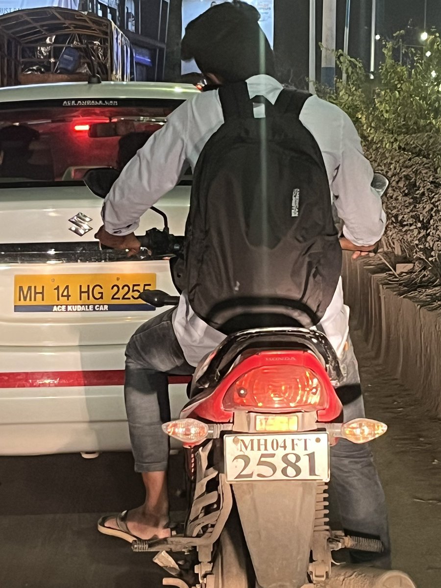 pranavdave's tweet photo. @PuneCityTraffic Careless driver on bike without helmet and with mobile phone between shoulder and ears in heavy traffic around Seasons Mall Road, near Magarpatta. Take Action Please #wearhelmet #smartcitypune @CPPuneCity 

Time: 8th July 2023, 10:08 PM https://t.co/euvr5xHSQS