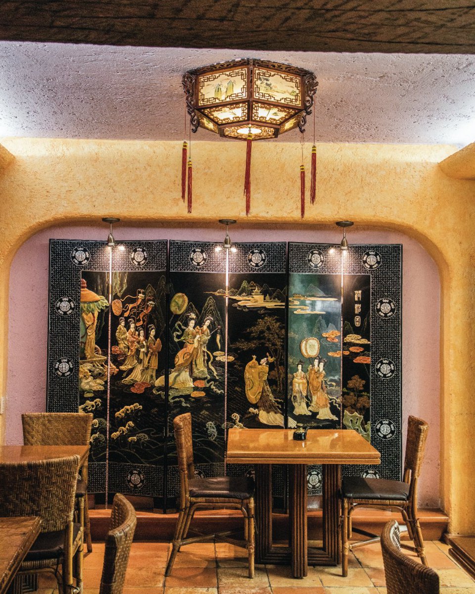 AsianBay's tweet photo. "Asian Bay es un remanso en medio del barullo de la Condesa. La principal innovación han sido las cartas: una tropicalizada, donde no escatiman en usar salsa agridulce, y la otra es una carta secreta de cocina china tradicional." @FoodandWineES 
Lee aquí: https://t.co/Bcp5wQJ4Sv https://t.co/Nfb17reZMf