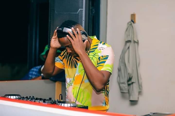 Cupiddeep007's tweet photo. A true house head can tap their feet and groove to other genres, but the minute the DJ plays Deep house something takes over us; we are transported to this spiritual zone that is dream-like, surreal, and sensual.#deep house touches the soul. CUPIDDEEPSA #Koma #FESTIVAL https://t.co/5rtnVQUs74