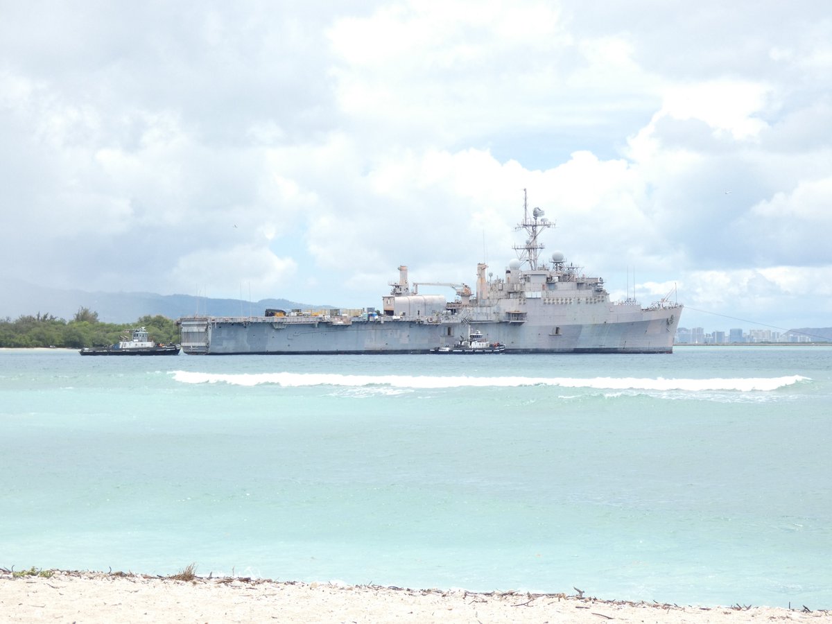WarshipCam's tweet photo. Former USS Cleveland (LPD 7) Austin-class amphibious transport dock leaving under tow from the Naval Inactive Ship Maintenance Facility in Oahu - July 10, 2023 #usscleveland #lpd7 

SRC: TW-@ES12071207 https://t.co/f9SCAGdvV3