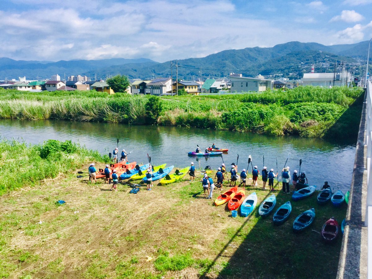 諏訪湖に流れ込む上川での地元小学生のカヌー体験授業の様子です。ご依頼で送迎バスの駐車場をお貸ししました。
昔は夏はプール、冬はスケートが定番でしたが、海なし県信州諏訪でもカヌー体験授業ができるなんていいですね。
カヌーで川に入る時の歓声から、子ども達のワクワク感が伝わってきます😊