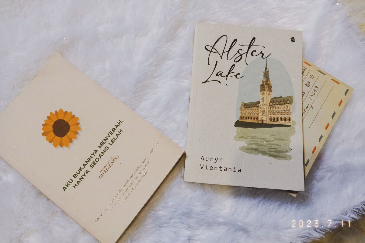_kaweiruka's tweet photo. [HELP RT PLEASE]

WTS/PRELOVED NOVEL
- Alster Lake by Auryn Vientania 65K [lengkap dengan postcard]
- Aku Bukannya Menyerah, Hanya Sedang Lelah by Geulbaewoo 35K [ada highlight stabilo]

✅ 🍊 dengan DP [bisa keep event]
✅ Packing
❌ Admin shopee

wts wtb preloved novel https://t.co/qaZkVyGnmn
