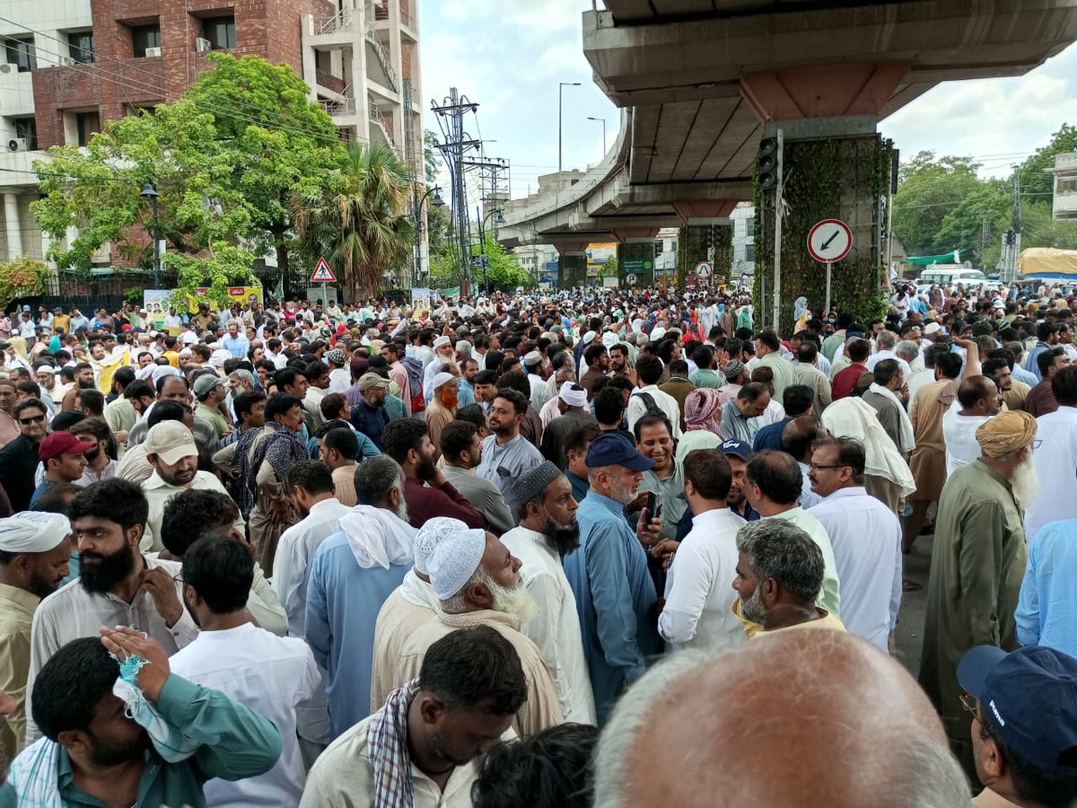 PEAGUJRAT's tweet photo. پنجاب کے ملازمین کی تنخواہوں لیو انکیشمنٹ ، پینشن اور تنخواہوں میں اضافے کیلئےرات گئے تک  عہدیداران قائدین کے ساتھ دھرنا دیئے بیٹھے ہیں.
@najamwalikhan 
@MohsinnaqviC42 
#چلو_چلو_لاہور_چلو https://t.co/HjZfIAd5TV