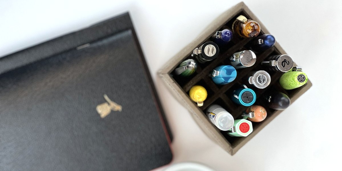 PenChalet's tweet photo. NEW COLOR RELEASE: the Dee Charles Designs 4x4 Pen Cube is now available in the ever-popular Desert Always color: https://t.co/wzoWjcmxtH #Pen #PenCase #PenDisplay #FountainPen #DeeCharles #Leather #PenChalet #PenStorage #DeskOrganization #Pen #Pens https://t.co/Hskwqlmwep