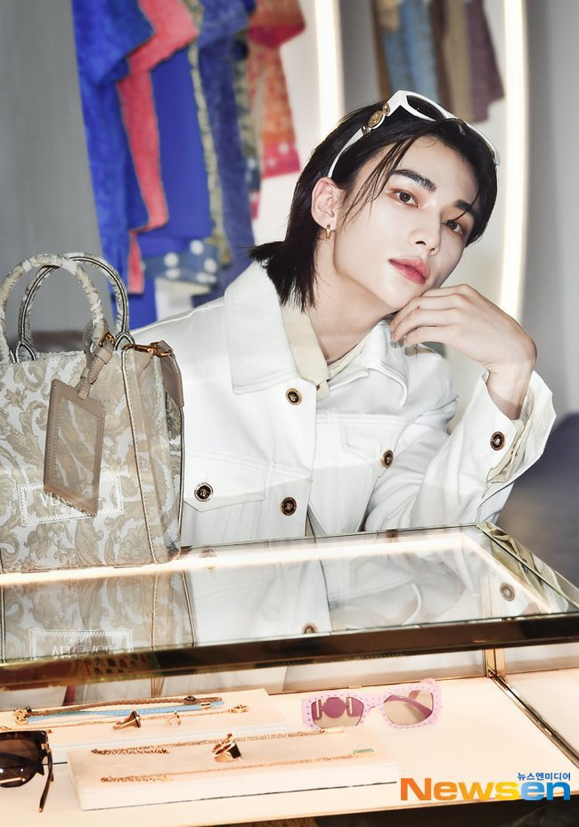 aisha61826151's tweet photo. Se los juro que llegue a pensar que es irreal este hombre, es que DIOOOOSSS NO PUEDO 🧍
#HYUNJINxLaVacanzaPopUp https://t.co/nebCBC9NN8