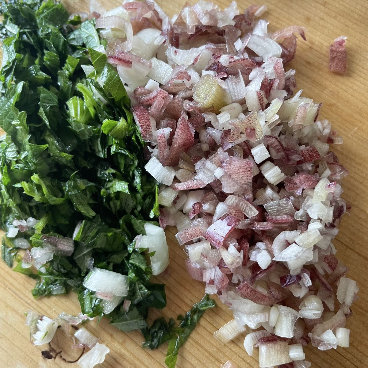 作り置き薬膳タレ。
みょうがと青紫蘇を刻んでポン酢と醤油で浸すだけ！お豆腐やそうめんなどに合うのでオススメです。今回はゴマも入れたけど、キュウリを刻んだやつも食感がよいかも。 https://t.co/p7uRM6AAu0