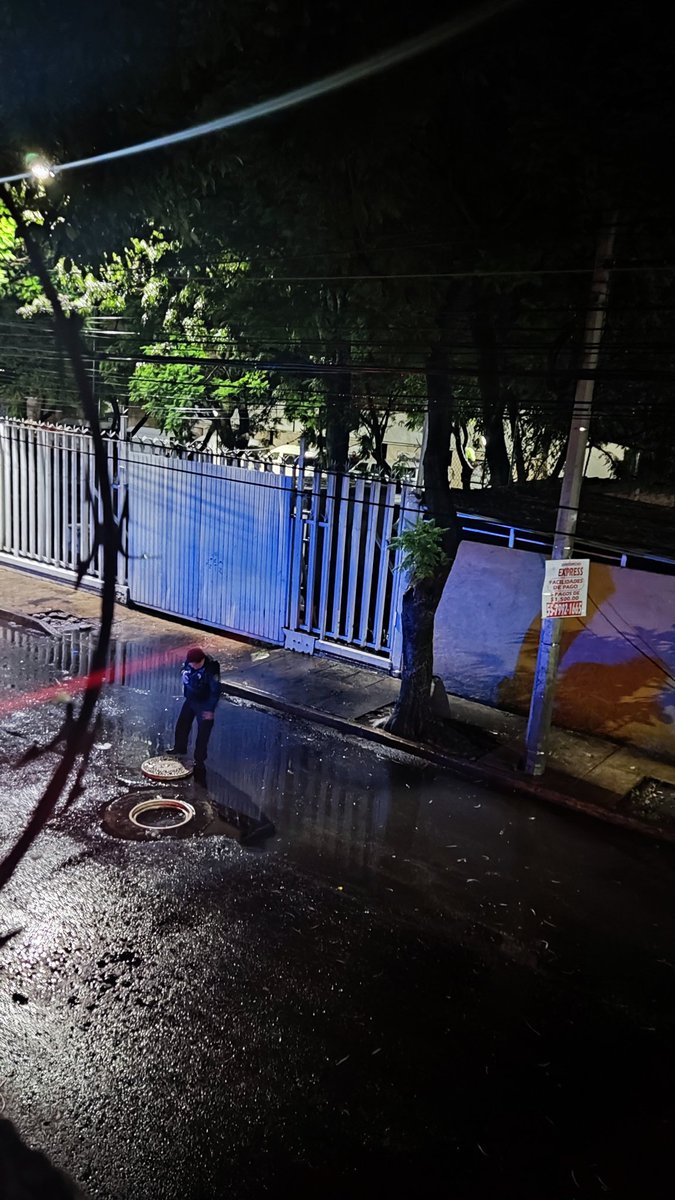 Vic_Haro's tweet photo. @C5_CDMX @iecm @locatel_mx Un poli de seguridad pública se detuvo y la cerró. https://t.co/uxPiTdKYdJ