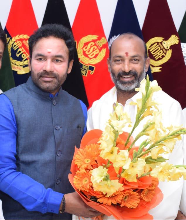 kishanreddybjp's tweet photo. కరీంనగర్ పార్లమెంటు సభ్యుడు, నా ప్రియమైన స్నేహితుడు శ్రీ బండి సంజయ్ కుమార్ గారికి హృదయపూర్వక జన్మదిన శుభాకాంక్షలు

సంపూర్ణ ఆరోగ్యంతో మీరు కలకాలం ప్రజాసేవలో జీవించాలని ప్రార్థిస్తున్నాను.

@bandisanjay_bjp https://t.co/udLXs7qISO