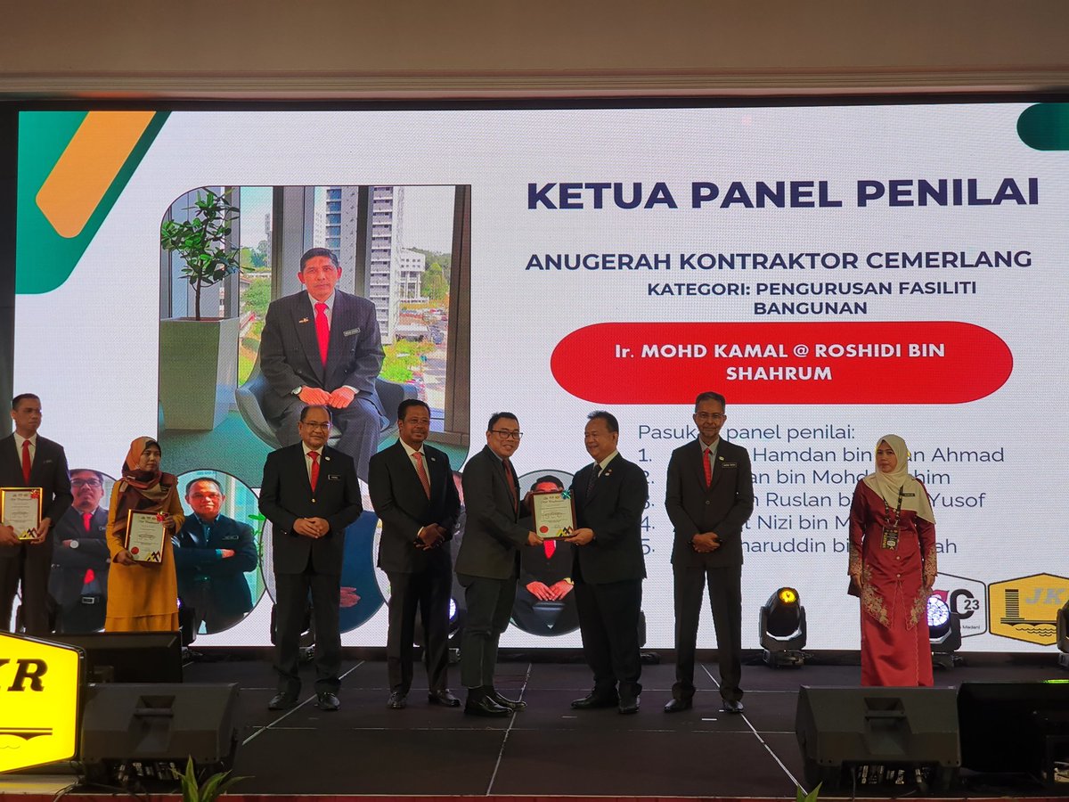 Sesi penyampaian Sijil Penghargaan Ketua Penilai Anugerah Kontraktor Cemerlang oleh YB Dato Sri <a href="/AlexNantaLinggi/">Alexander Nanta Linggi</a> , Menteri <a href="/moworksmy/">Kementerian Kerja Raya Malaysia</a> di Persidangan Pegawai Kanan (SOC) JKR Malaysia Tahun 2023.
