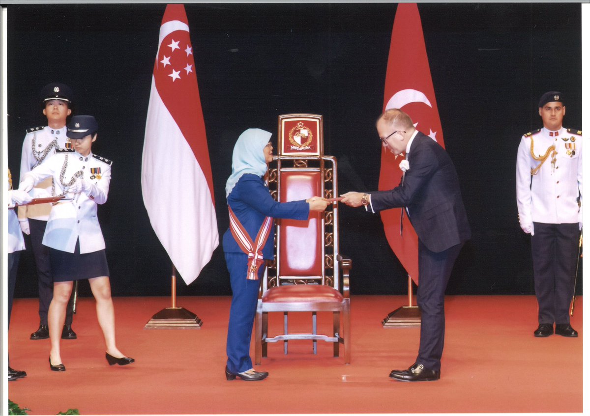 Thrilled to receive from Singapore President Halima Yacob, 𝗧𝗵𝗲 𝗣𝗿𝗲𝘀𝗶𝗱𝗲𝗻𝘁’𝘀 𝗖𝗲𝗿𝘁𝗶𝗳𝗶𝗰𝗮𝘁𝗲 𝗼𝗳 𝗖𝗼𝗺𝗺𝗲𝗻𝗱𝗮𝘁𝗶𝗼𝗻 on behalf of @iGeneLaboratory for outstanding efforts in supporting the Nation during the challenging pandemic period. 

#PresidentsAward