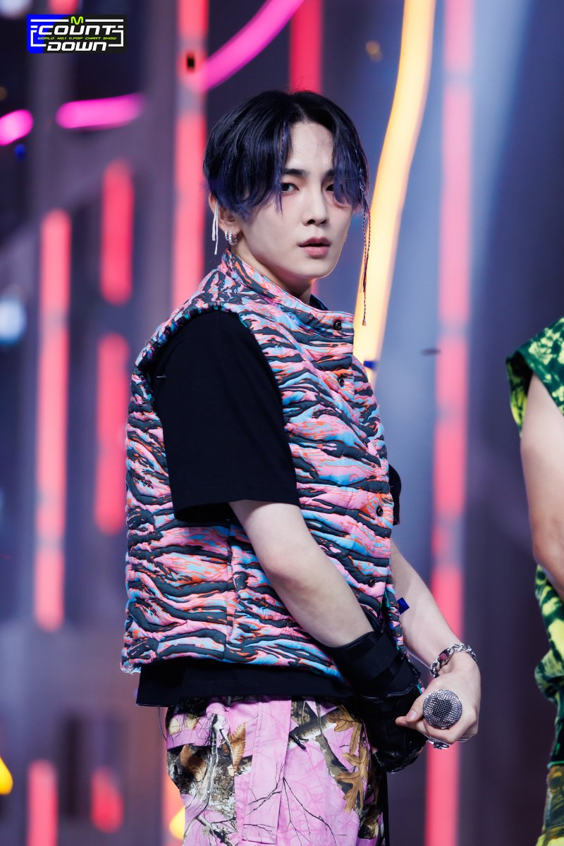 MnetMcountdown's tweet photo. 230706 #MCOUNTDOWN 현장포토
엠카는 샤이니가 15가지 재료로 만든 콤비네이션 피자라고 생각해요 💎🍕
왜냐하면 여러 가지 맛을 가지고 있고 각각의 매력도 잘 사는데 조화롭고 귀엽고 세련됐고 미적으로도 너무 예뻐서요 💎

📸https://t.co/QnurEpvlJ9

#엠카운트다운 #엠카 #SHINee #샤이니 #HARD https://t.co/0tfjLiZDid