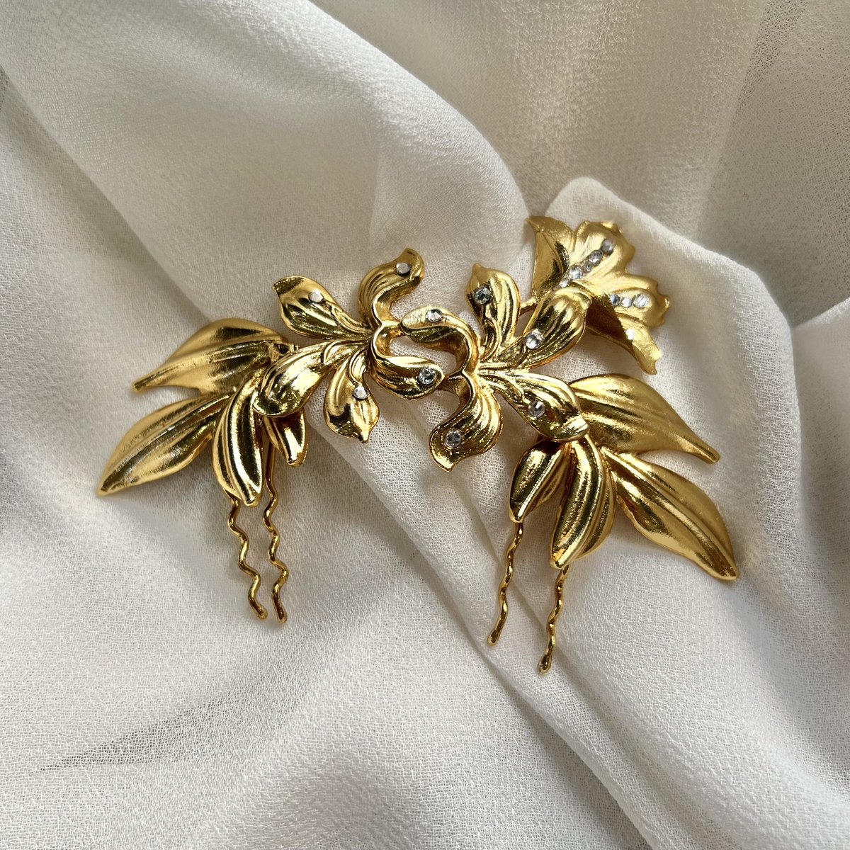 Enamorados de esta maravillosa #peina de flores y hojas by #AIRUN ♥️😍🔝.
.
Ideal para #novias en #invitadas
🔝🔝🔝
.
.
Se realizan envíos a toda España. 
.
.
#airun #airuntocados #tocadosairun #complementos #bolso #clutch #bolso_baguette #novia #bride #invitada