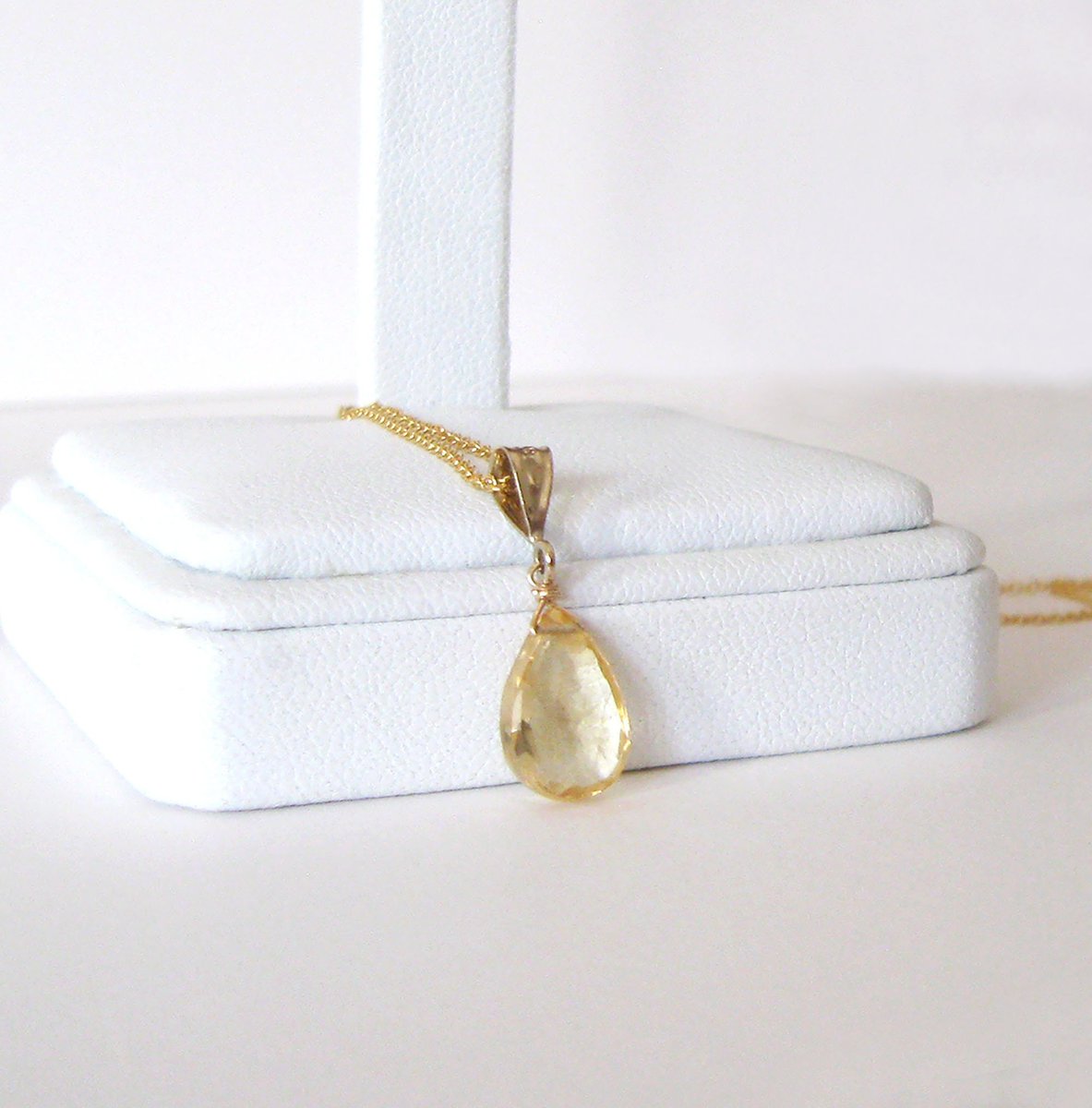 sendinglovegems's tweet image. Citrine Teardrop Pendant Goldfilled Necklace, 12 x 8mm Faceted Golden Yellow Gemstone, November Birthstone tuppu.net/316ca3d7 #Etsy #SendingLoveGallery #NovemberBirthstone