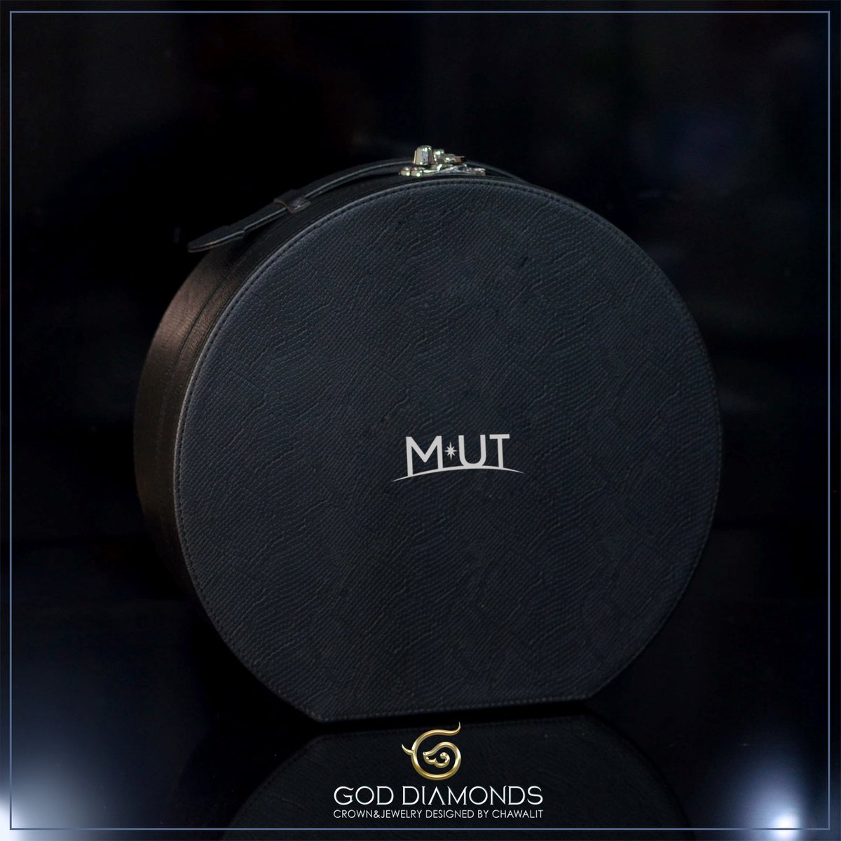 nnrxzzii's tweet photo. I wish my #Roblox avatar had a luxury box (handheld/holdable) like this one.
#MissUniverseThailand2023 #MUT 
#GodDiamonds #RobloxUGC https://t.co/IBrZRIweqy