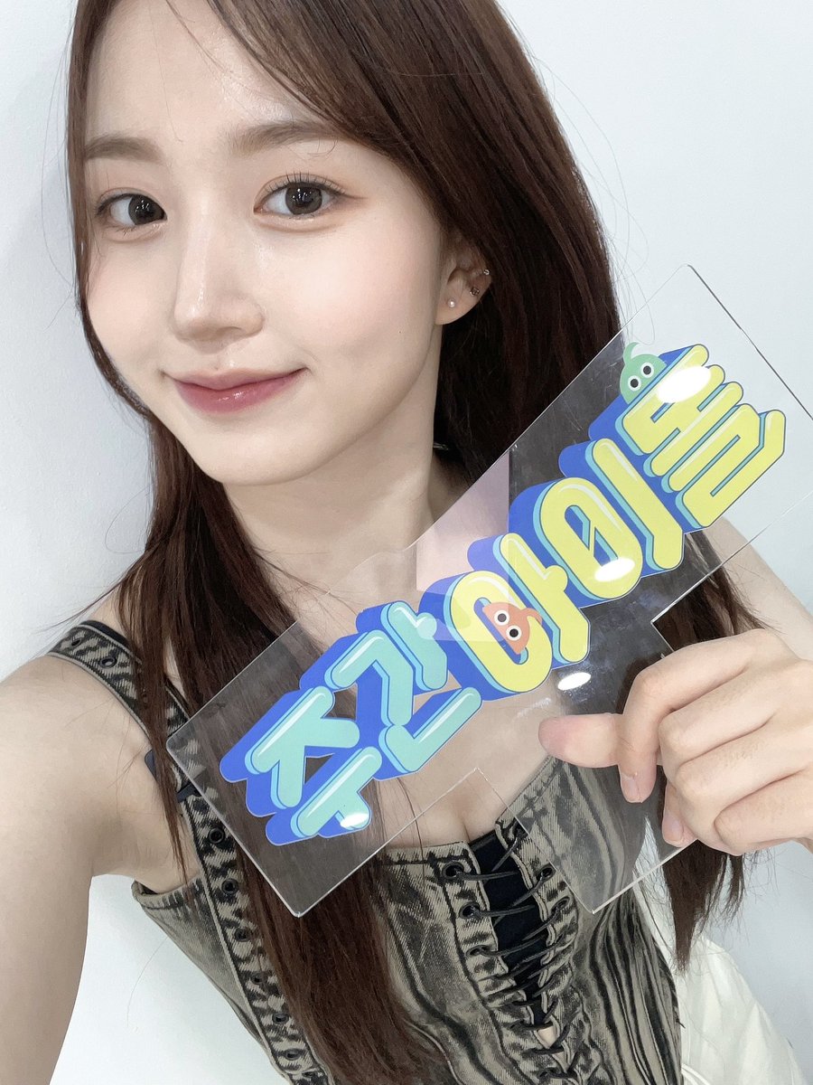 aewohn's tweet image. ️️ ️️ ️️
𓏲 Another journey from this comeback has made once we stepped out of the Weeekly Idol and signing the moment by taking a selca with my beauty as a spotlight. ❀
️️ ️️ ️️