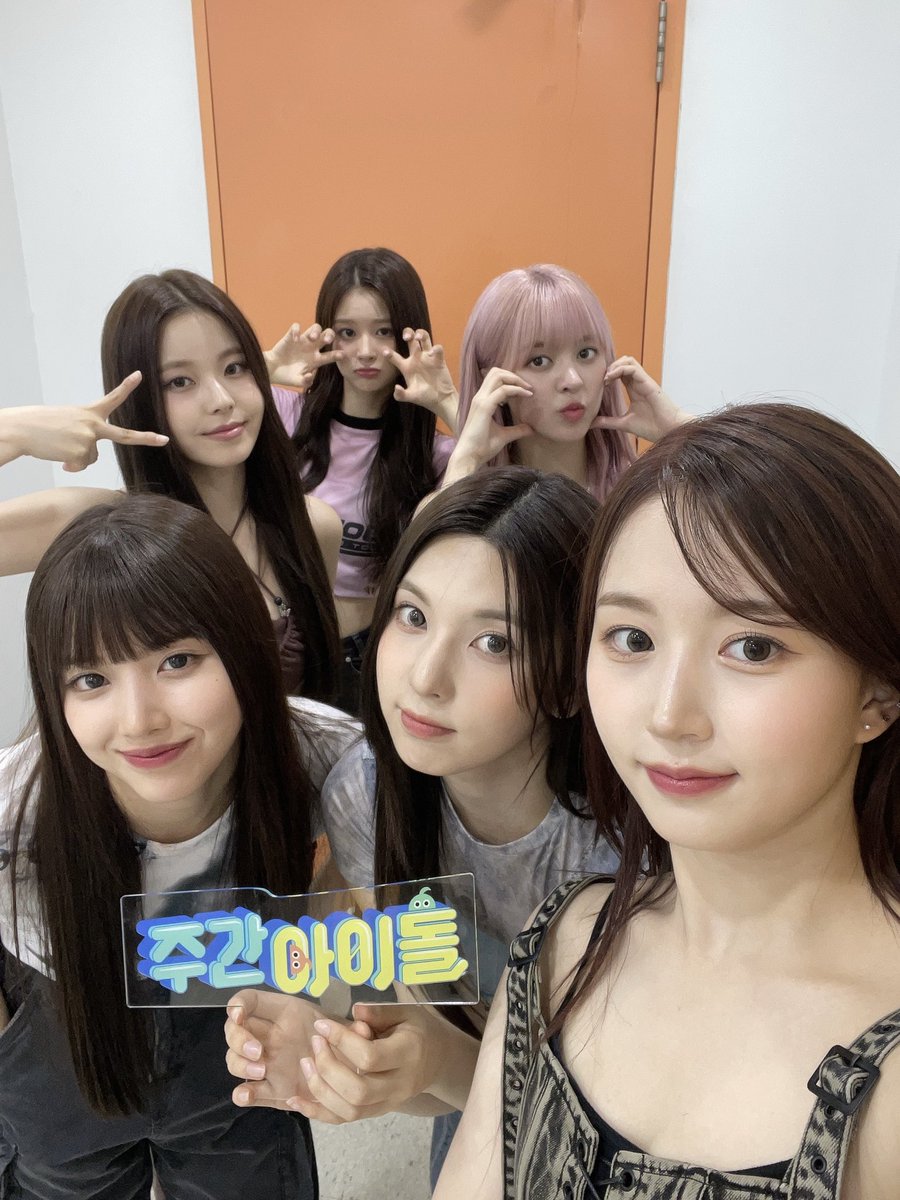 aewohn's tweet image. ️️
Behold, the mesmerizing group selfie that plunges you into a world of unparalleled beauty so captivating, it's impossible to escape its irresistible charm. Extraordinary individuals effortlessly enchant your senses, leaving you spellbound and longing for more.
️️
