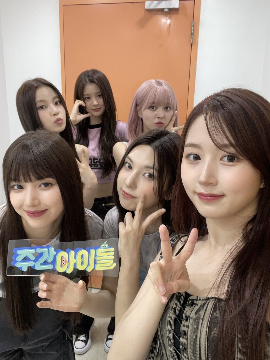 aewohn's tweet image. ️️
Behold, the mesmerizing group selfie that plunges you into a world of unparalleled beauty so captivating, it's impossible to escape its irresistible charm. Extraordinary individuals effortlessly enchant your senses, leaving you spellbound and longing for more.
️️