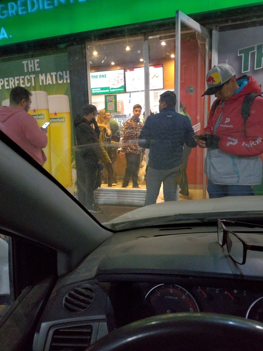 netbyte's tweet photo. Y ahora paradójicamente el local con gente adentro esperando https://t.co/OO2SjpDd8M