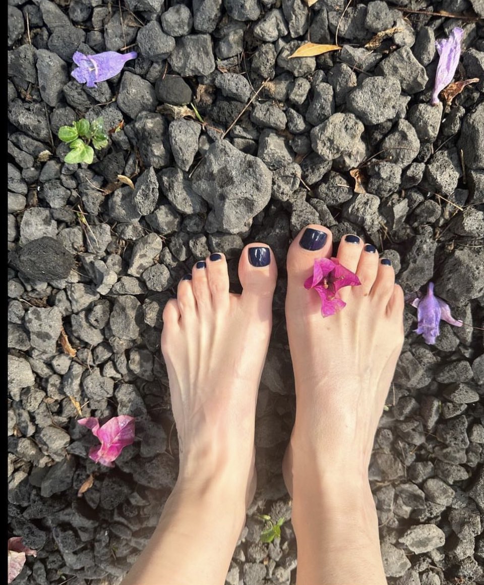 Los bellísimos y cuidados pies de la guapísima <a href="/espia_rusa/">karla zárate</a>. Muy amable en compartir esta foto. Gracias! =)