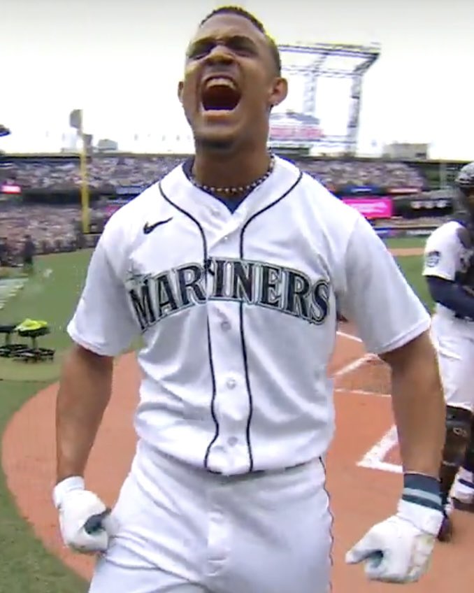 BleacherReport's tweet photo. JULIO RODRรGUEZ JUST HIT 41 HOME RUNS IN ROUND 1 ๐ค https://t.co/wtSp8sjNsI