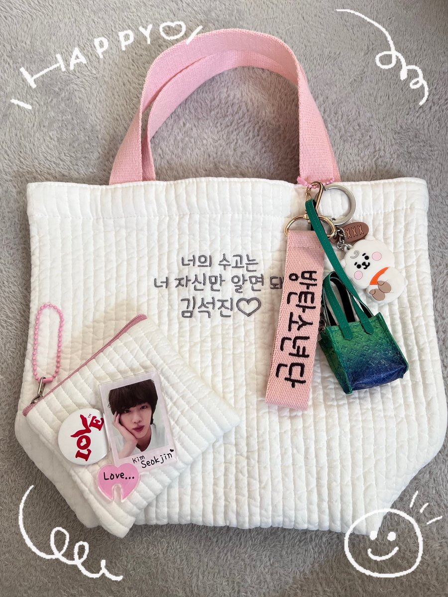 emijinko's tweet photo. 刺繍入りヌビバッグ　イブルバッグ

너의 수고、내가 알고 있으니깐
너의 수고는 너 자신만 알면 돼
2016 season's greeting での
ジンくんのセルフインタビュー

#ㅇ𖥦ㅇ
#방탄소년단진 #BTSJIN #JIN #진
#ジンくん
#d337🐹
#d464🐿
#今日もバンタンがしあわせでありますように https://t.co/RXnNCkkmw0