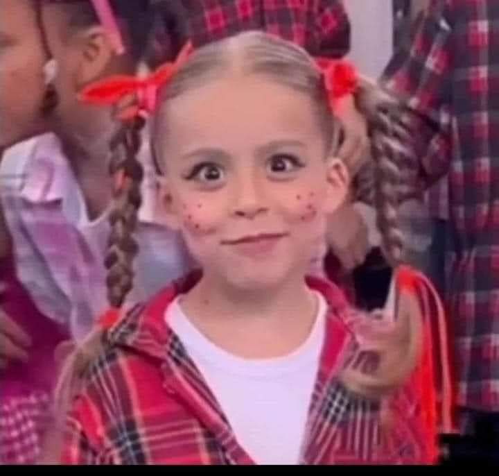 Iza_Soulmate's tweet photo. La Flaca cargando a Guajira con todo y cojín #DesafioTheBox #DesafioTheBox3 #DesafioTheBox2023 https://t.co/oOGAFMhDIW