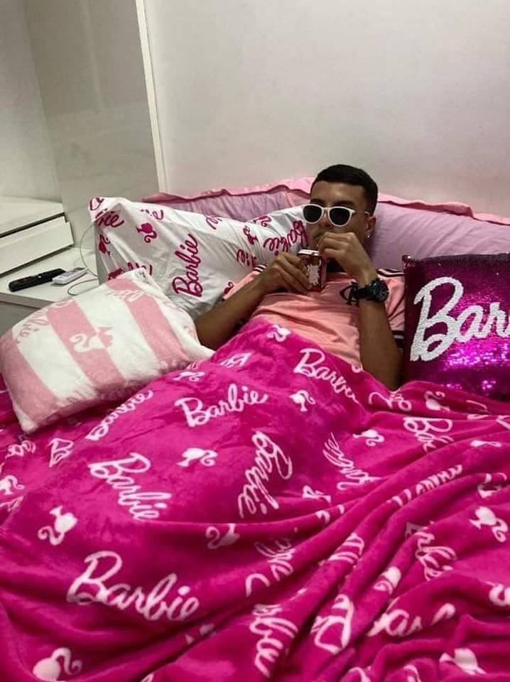 Esperando que me inviten a ver la película de Barbie! 🩷🍿