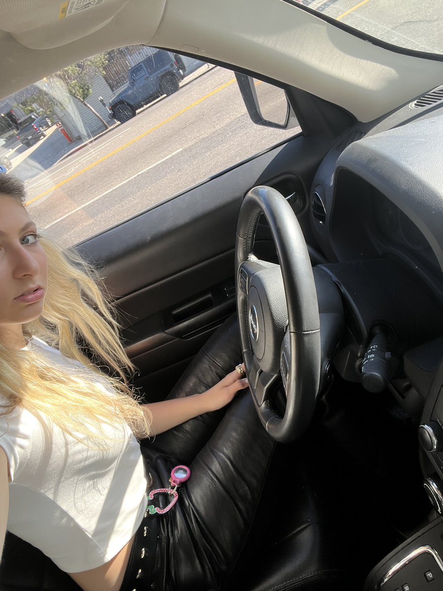 Blu DeTiger tweet media