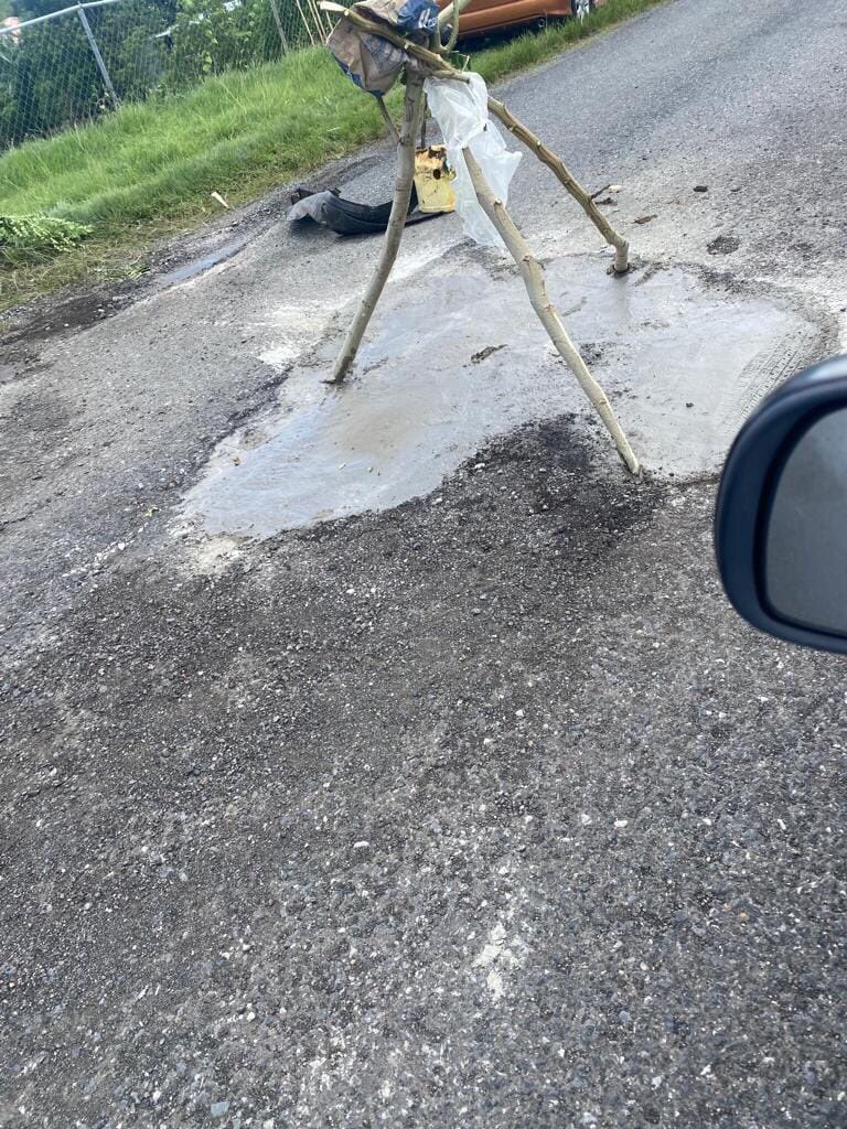 adoptaunhoyo's tweet image. En #Patillas vecinos tapan hoyo carr 757 bo Los Pollos #adoptaunhoyo #fondosfederalesenacción @skytrafficpr @USDOTFHWA