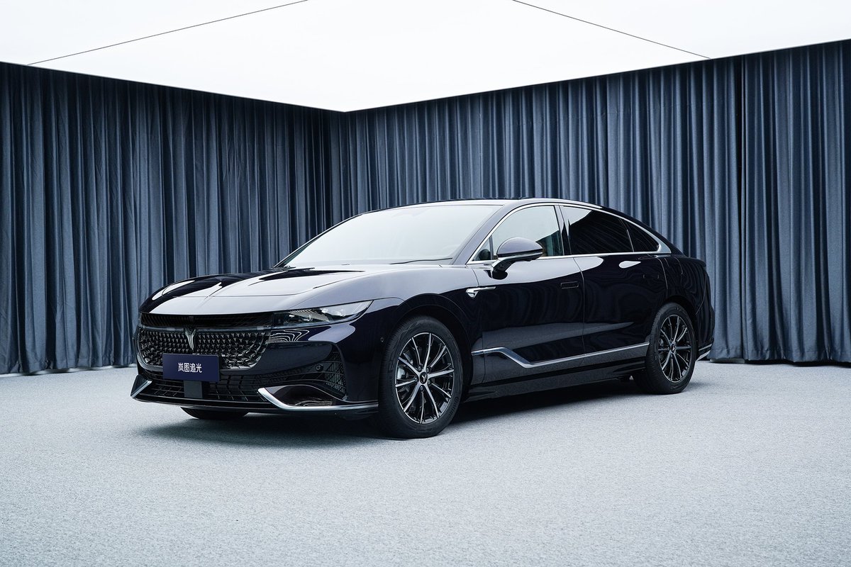 MotorsUniland's tweet photo. To be launched in the third quarter,
official pictures of the Voyah Chasing Light PHEV
model were released. 
#voyah #voyahchasinglight #evnews #electriccar #ev
#evexporter https://t.co/szckiq9TaE