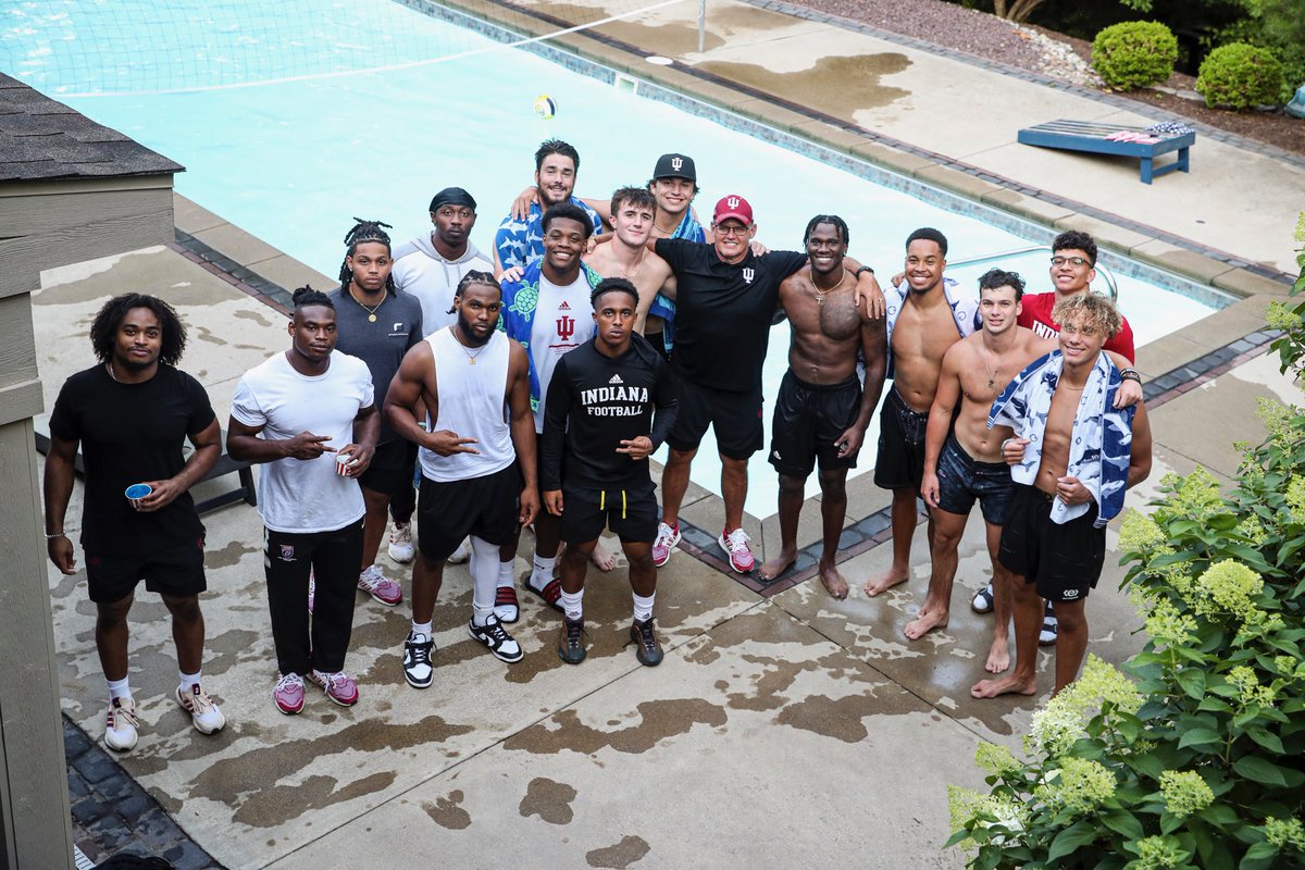 Coach Tom Allen (@coach_tomallen) on Twitter photo Another Awesome night with our players!!! Had a blast with our QB’s and RB’s!!! Great group of young men! #LEO #TOUGHNESS Another Awesome night with our players!!! Had a blast with our QB’s and RB’s!!! Great group of young men! #LEO #TOUGHNESS