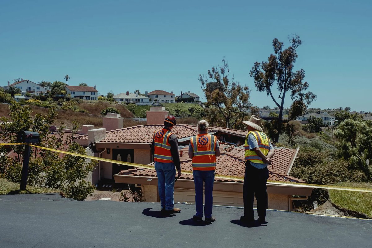 Developing Story 🔁 Southern California's hilltop homes sink into a canyon, leaving residents in awe. Witness the remarkable unfolding as nature takes its course. #California #Landslide #HilltopHomes 
Source: the New York Times