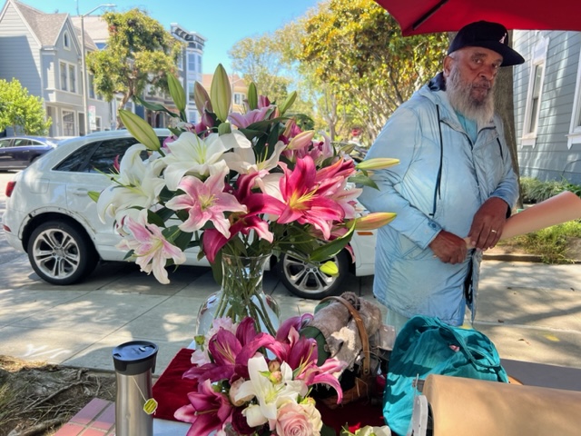FulfordMarshall's tweet image. One of the highlights of the Duboce Park neighborhood:

Guy's Flowers is a fun place to stop at the corner of Noe Street and 15th Street. Guy will be there with beautiful flowers all around ready to brighten your day!

#compassrealtor #fulfordmarshallgroup #lifestyle #dubocepark