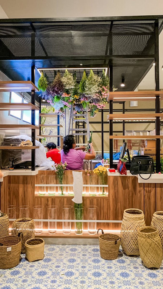 BerthaSerranoT's tweet photo. Mañana abrimos oficialmente nuestra primera isla en el @MALLDELSOL_EC  nuestro primer bar para poder armar y personalizar tus postres y comprar flores al granel ❤️  Tania la misma esencia por todos lados ❤️ https://t.co/wg6G8O6Bed