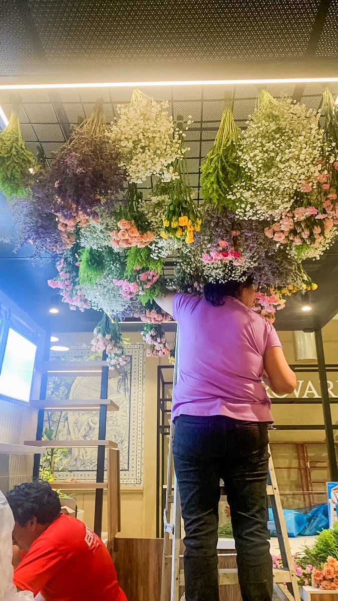 BerthaSerranoT's tweet photo. Mañana abrimos oficialmente nuestra primera isla en el @MALLDELSOL_EC  nuestro primer bar para poder armar y personalizar tus postres y comprar flores al granel ❤️  Tania la misma esencia por todos lados ❤️ https://t.co/wg6G8O6Bed