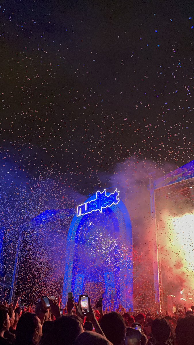 ainrazakk's tweet photo. One of the best music festivals in Malaysia! Belum boleh properly move on👯‍♀️ #nusafest2023 @ShirazProjects ❤️ https://t.co/d4oqLO8DhK