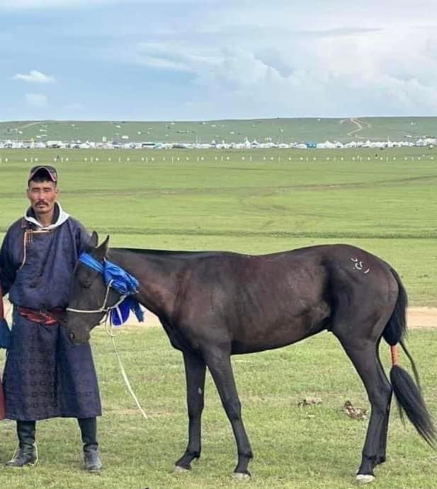 Би шүдлэнгийн аман хүзүүгээ авна аа, түрүү энэ хар үрээ, комисс шийдвэрээ эргэж харах байхаа. Дундговь аймгийн Луус  сумын уяач Э.Улаанхүүдээ төрийн наадмын олон түрүү аваарай гэж ерөөе, хүлэг нь хурдан байг ээ