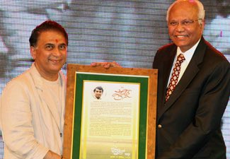 rameshmashelkar's tweet photo. Fulfilling your wish @PatankarJagdish to see #SunilGavaskar @AmitabhBachan &amp; @rameshmashelkar in the same picture.

Here it is!

The occasion was when I had the privilege of bestowing the Lifetime Achievement Award on legendary Sunil Gavaskar in 2012 in Mumbai https://t.co/TrMo9P2Yin