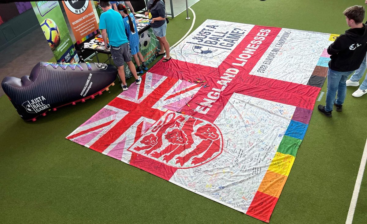 justaballgame's tweet photo. Hours before we fly to OZ for @FIFAWWC we will be back @FootballMuseum with our giant @england @Lionesses flag. Visit on Sat 15th, sign the flag and take home some JBG? freebies.
#Strongertogether #downunder
#flagtour #Wembley #Leigh #Brighton #London #MKDons #Manchester https://t.co/ECXLGUSlVT