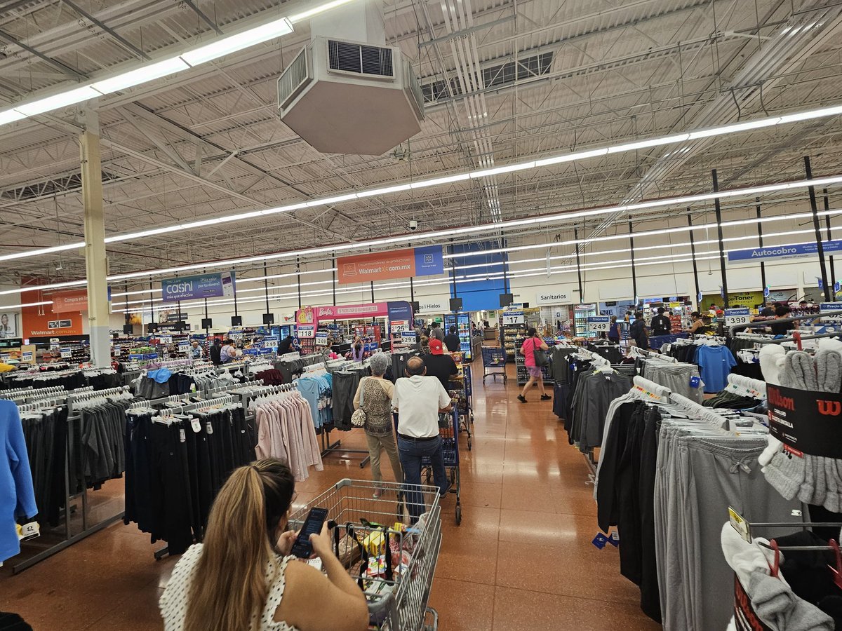 LuisGChapa's tweet photo. Filas de más de 1 hra para pagar en @WalmartMexico. Sólo 2 cajas abiertas. Pésimo Servicio. No regreso a Walmart. Esto no pasaría en @HEB. https://t.co/vHSbNOA2v2