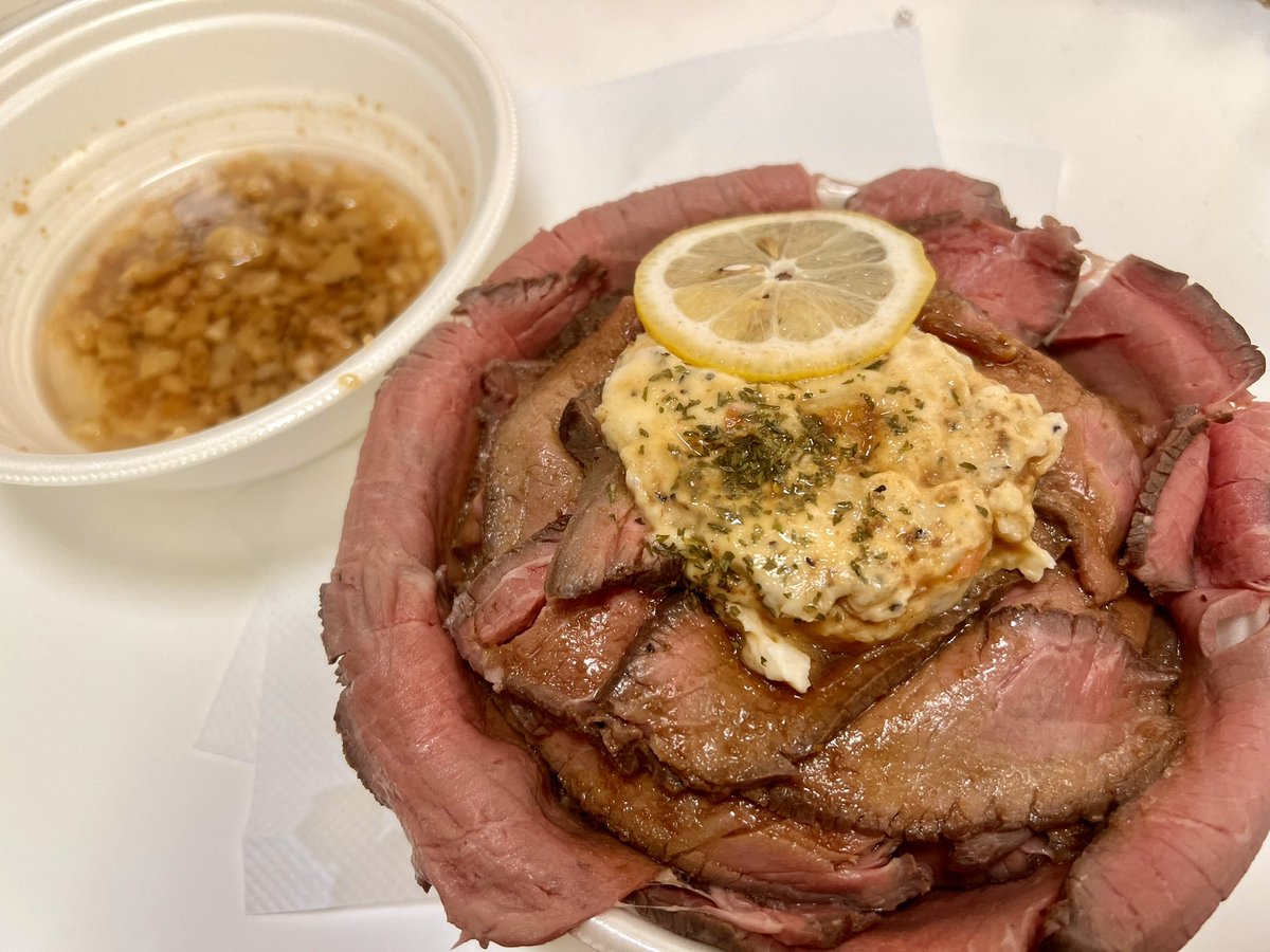 shining_shimeji's tweet photo. ダイナマイトキッチンさんでローストビーフ丼（背脂しゃぶしゃぶ付き）を手に入れました

みなさん背脂しゃぶしゃぶってなんだよって思うと思いますが、背脂しゃぶしゃぶってなんなんだよ！いったい！
（おいしい） https://t.co/sWGhpSEqxg