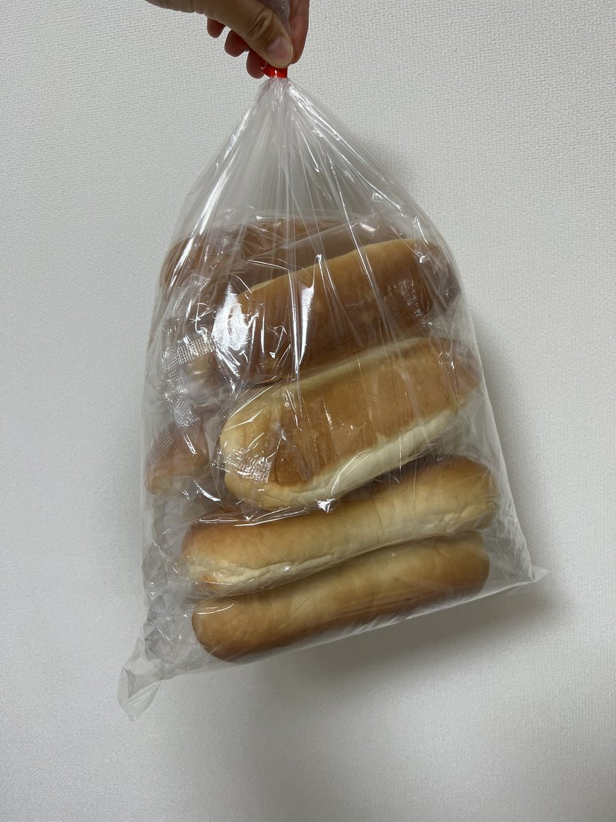 ccafe_breadcafe's tweet photo. 福岡天神の市役所で小中学校の給食のパンが100円で販売されてたって🫢 

急に学校が休校になって販売されてたみたい。朝やばかったもんね☔️🥲

ということでコッペパンが10個お家に到着🥖

これ使って、色々アレンジしよ〜❤️ https://t.co/vsaqo7OtnP