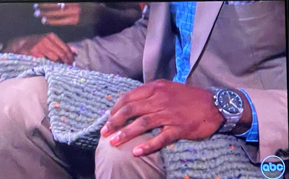 TheBachBabes's tweet photo. NOW WHERE DO I FIND A KNITTING MAN

#TheBachelorette https://t.co/sMW9gDI30i